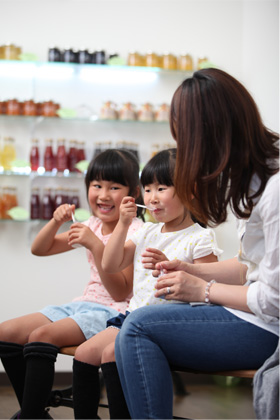 親子でヨーグルトを食べる